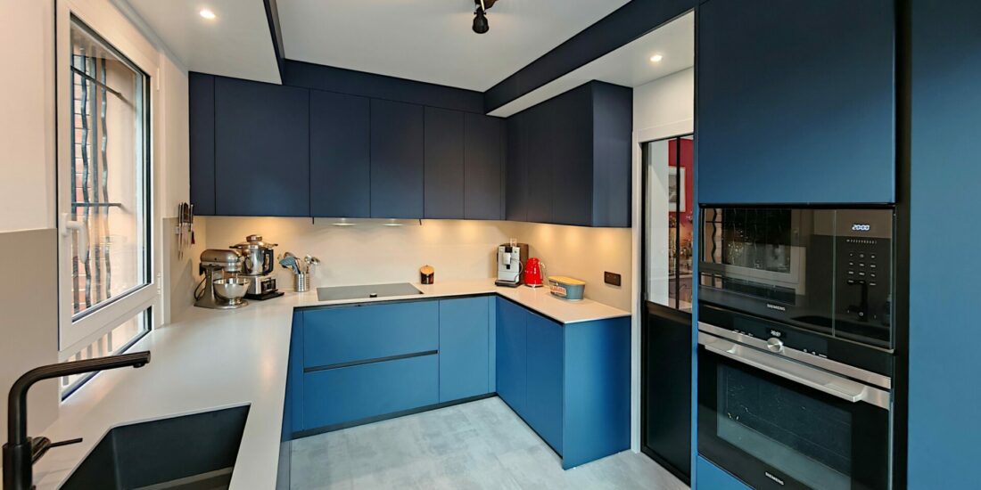 Façades 22 mm bleu nuit et plans céramique