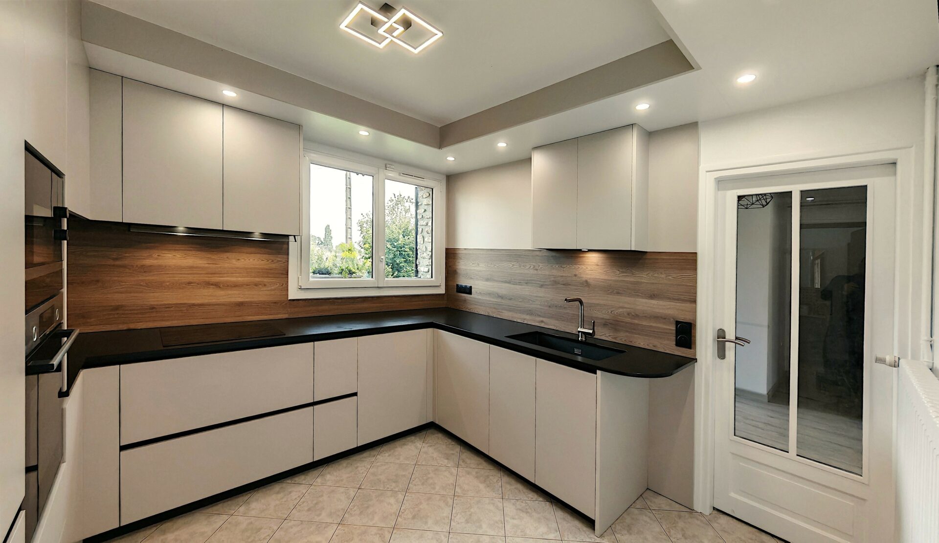 Bois, beige et granit noir effet cuir